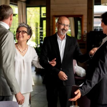 4 personnes se rencontrent au restaurant