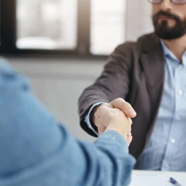 Deux personnes se serrent la main