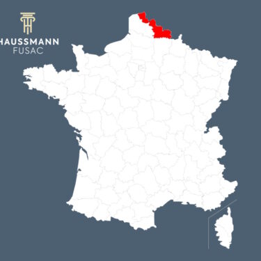 Carte de France avec le département du Nord mise en évidence en rouge et le logo Haussmann Fusac en haut à gauche sur fond bleu-gris