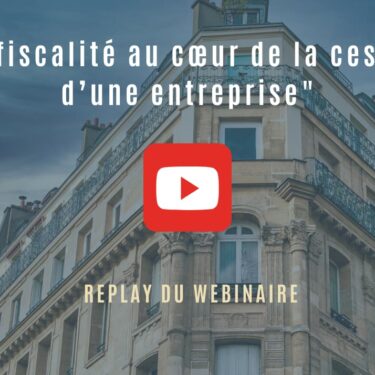Bouton de lecture pour webinaire sur la fiscalité des cessions d'entreprise, avec immeuble haussmannien parisien en arrière-plan.