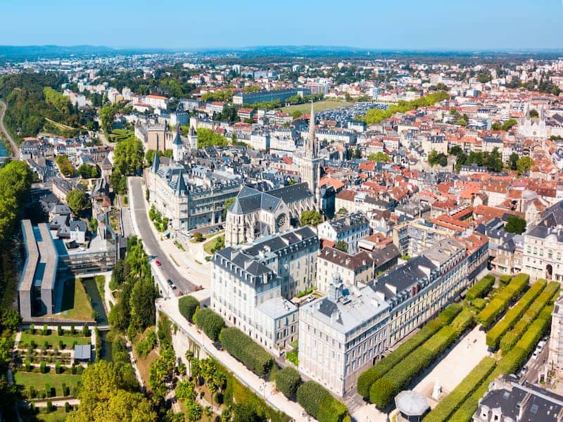 Vue aérienne de la ville de Pau avec la cathédrale Saint-Martin et le château royal