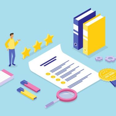 Illustration d’un audit qualité avec document évalué, étoiles de notation, badge de certification et outils d’analyse.