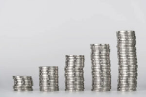 Piles de pièces de monnaie alignées par hauteur croissante.