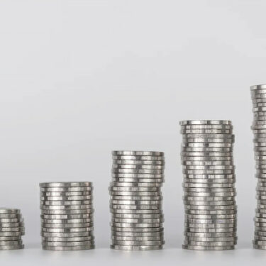 Piles de pièces de monnaie alignées par hauteur croissante.