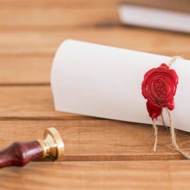 Parchemin scellé de cire rouge et cachet notarial sur bois
